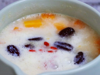 11、木瓜炖牛奶,继续小火煮2分钟至冰糖融化即可