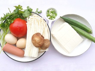 1、番茄菌菇豆腐汤,番茄1个，豆腐一块，金针菇一把，香菇2个，鸡蛋2个，火腿半根，秋葵2根，姜三片，葱1根，香菜一根，盐，鸡精适量。