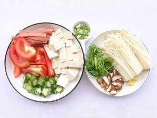 2、番茄菌菇豆腐汤,所有食材清洗干净，西红柿、豆腐切块，金针菇切去底部，香菇切小块，火腿切条，秋葵、香菜切断，姜切片，葱切末。