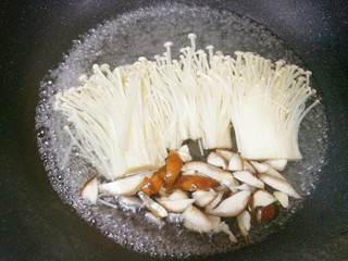 3、番茄菌菇豆腐汤,金针菇香菇焯水1分钟捞出，鸡蛋煎熟备用。