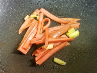 4、番茄菌菇豆腐汤,.另起锅热油，加姜片，火腿炒香。