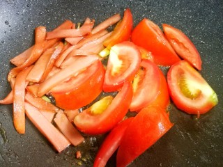 5、番茄菌菇豆腐汤,加西红柿翻炒出汁，然后加入金针菇香菇炒出水分。