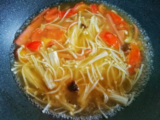6、番茄菌菇豆腐汤,加金针菇香菇炒出水分。