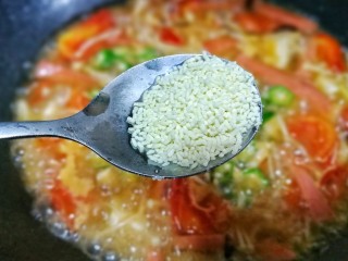 10、番茄菌菇豆腐汤,加一勺鸡精。