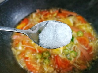 11、番茄菌菇豆腐汤,一勺盐。