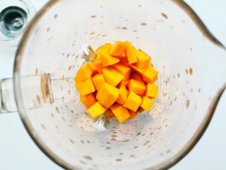 2、南瓜西米露,南瓜切小块放入破壁机中