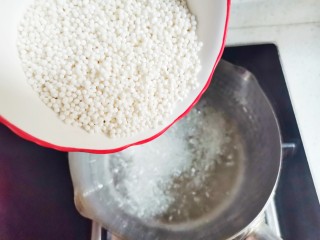 6、南瓜西米露,水开后放入西米，大火烧开后转中小火，盖上锅盖煮15分钟至中间有一点小白点，焖5分钟后捞出，