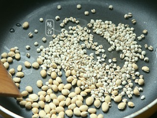 2、健脾祛湿的淮山薏米猪骨汤,扁豆、薏米用锅中小火干炒。（可以先用湿布来回搓干净再炒）