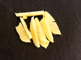 4、海带冬瓜汤,鲜姜切成小片