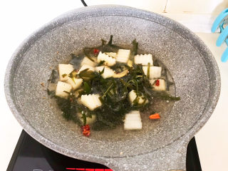 10、海带冬瓜汤,加入温水，水量与食材持平，大火烧开