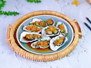 1、蒜蓉生蚝,这道菜无论是宴客还是自己吃都超赞,下面我们一起来制作吧!