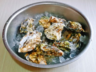 2、蒜蓉生蚝,首先生蚝一定要选生活的。