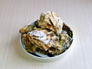 4、蒜蓉生蚝,刷干净的生蚝再用冷水反复冲洗。