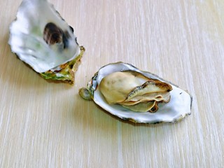 7、蒜蓉生蚝,轻轻用手一掰就开了,再将内脏去掉。