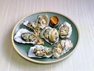 9、蒜蓉生蚝,清洗好摆入盘中,还有小鲍鱼一起哈哈~