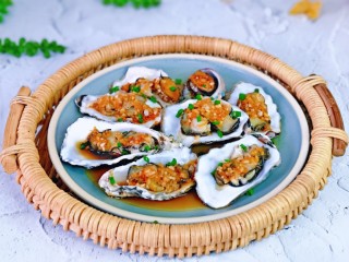 15、蒜蓉生蚝,特别鲜美,这道菜如果是晚上吃的话,建议不要放姜末哈,大家应该都知道,晚上吃姜赛砒霜!