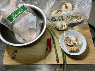 1、蒜香鸡腿➕蒜蓉香菇蒸鸡腿,食材合照：鸡琵琶腿3个，香菇5个，蒜大半头，小葱两根，小米辣两个，姜一块