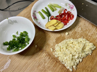 3、蒜香鸡腿➕蒜蓉香菇蒸鸡腿,小葱葱白切段，葱叶切末，蒜切末，姜切片，小米辣切圈