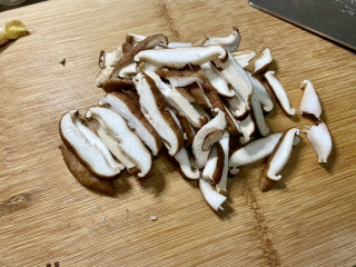 5、蒜香鸡腿➕蒜蓉香菇蒸鸡腿,香菇切厚片