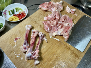 6、蒜香鸡腿➕蒜蓉香菇蒸鸡腿,琵琶腿水下搓洗，去骨