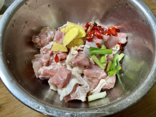 8、蒜香鸡腿➕蒜蓉香菇蒸鸡腿,加入姜片，葱白，小米辣