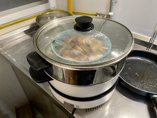 22、蒜香鸡腿➕蒜蓉香菇蒸鸡腿,蒸锅烧水，水开上锅，中大火蒸30分钟