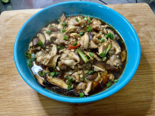 23、蒜香鸡腿➕蒜蓉香菇蒸鸡腿,取出，撕去保鲜膜，撒上葱末即可上桌享用