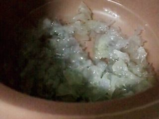 1、紫薯银耳羹,银耳清洗干净用净水泡软后，用手掰成小片，放入锅中，加入适量的清水，大火烧开后，再开小火炖30分钟左右。