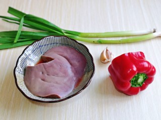 1、蒜苗炒猪肝,准备食材，买回来的猪肝一定要泡冷水，反复泡，发现水浑浊后换清水继续泡，将血水泡出。