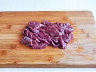 2、蒜苗炒猪肝,泡好的猪肝切片。