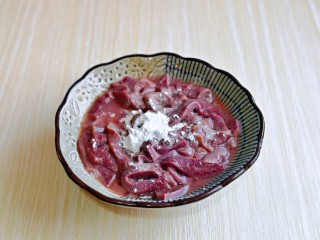 3、蒜苗炒猪肝,放入器具中，冷水反复冲洗，再加入面粉，抓拌均匀，放旁边静置5分钟。