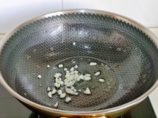 8、蒜苗炒猪肝,起油锅，加入切好的蒜炒香。