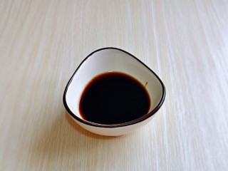 9、蒜苗炒猪肝,取一小碗，加入酱油，蚝油，少量水搅拌均匀。