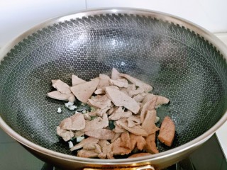 10、蒜苗炒猪肝,再加入猪肝翻炒均匀。