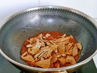 11、蒜苗炒猪肝,倒入调好的酱汁，翻炒均匀。