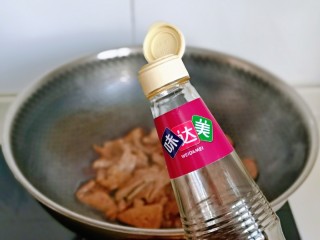 12、蒜苗炒猪肝,加入料酒，适当多一点去腥。