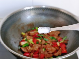 14、蒜苗炒猪肝,按个人口味加入盐。