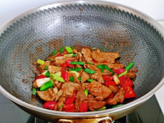 15、蒜苗炒猪肝,快速翻炒2分钟出锅。