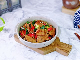 16、蒜苗炒猪肝,盛出装盘，撒上熟白芝麻点缀，简单快手小炒。