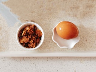 1、糖水鸡蛋,主要食材 红糖和鸡蛋