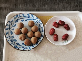 2、糖水鸡蛋,辅助食材 桂圆干和红枣