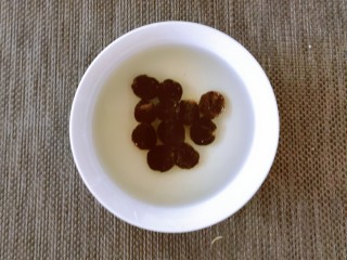 4、糖水鸡蛋,桂圆肉清洗干净 用纯净水浸泡