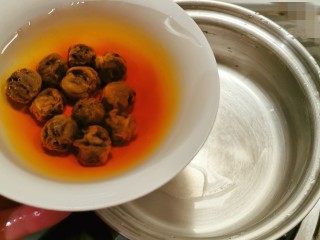 8、糖水鸡蛋,连同泡好的水一同倒入锅中