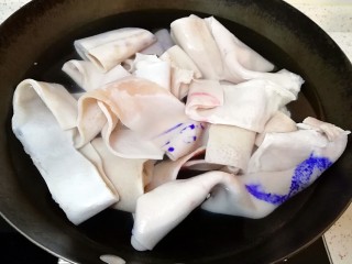 1、自制猪皮冻,猪肉皮用凉水浸泡2个小时以上，中间可以换1-2次水，凉水入锅，烧开以后煮半个小时。