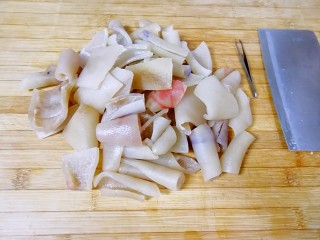 2、自制猪皮冻,煮过的猪肉皮切成小块，准备好刀和一个小镊子，用刀刮去肉皮里面的油脂，用小镊子拔干净肉皮上残留的杂毛(这个过程比较痛苦，因为本人有洁癖，所以猪肉皮处理了很长时间)。 