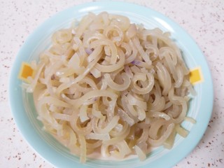 3、自制猪皮冻,处理干净的猪肉皮切成细丝。 