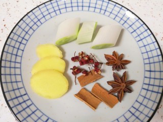 5、自制猪皮冻,准备好葱姜大料。 