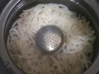 6、自制猪皮冻,葱姜大料用调料盒装起来一起放入砂锅，加入纯净水，烧开以后小火炖两个小时，炖好以后可以放一些酱油调色（不喜欢可以不放）。 