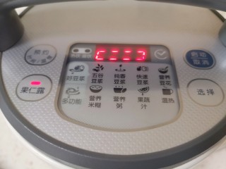 7、自制猪皮冻,炖好的肉皮汤取出调料盒，准备好豆浆机，倒入1000ml肉皮带汤汁，选择豆浆机的“果仁露”功能，按启动键，差不多十几分钟就好了。 