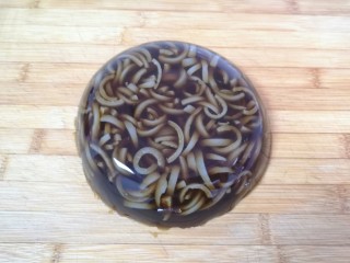 9、自制猪皮冻,彻底晾凉以后盖上保鲜膜放入冰箱冷藏，一个小时左右就凝固了。最好冷藏一夜再吃。 